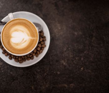 Káva bez kofeinu, je bìžná káva, která prošla procesem odkofeinování. 
Metody jak zbavit kávové zrno jeho pøirozeného obsahu kofeinu jsou dvì a obì mají úèinnost pøibližnì 97%. Metoda evropská která zanechá v kávì chemickou pachu� a metoda Švýcarská vodní, která z kávového zrna odplaví velkou èást chu�ovì prospìšných látek. Bezkofeinová káva ale naopak mùže umožnit konzumaci kávy i lidem se srdeèními obtížemi, právì kvùli obsahu kofeinu do dvou procent. 