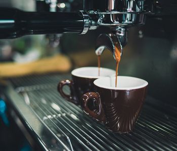 Pùvodnì italský kávový nápoj pøipravený pomocí stoje na espresso tlakem horké vody oproti dávce kávy umleté na správnou hrubost. 
Výsledkem tohoto procesu je emulze vody a kvalitních aromatických olejù pocházejících z kávového zrna. Objem správného epsressa je 25-35 ml, má silnou chu� i aroma, je rychle stravitelné a rozhodnì se mu neøíká preso, ani malé preso a už vùbec ne piccolo.