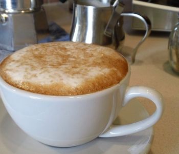 Tento francouzský výraz bychom mohli pøeložit jako káva s mlékem. 
A pøi troše tolerance bychom caffé au lait mohli oznaèit jako ekvivalent italského caffé latté. Tento nápoj se obvykle pøipravuje ve Francii k snídani, na rozdíl od italského kávového nápoje však ne do sklenice, ale do velkého šálku. Pomìr kávy a horkého mléka je zhruba vyrovnaný. Káva obvykle nepochází z espressa, ale jedná se o kávu filtrovanou.