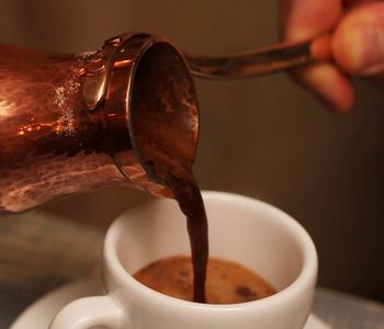 D�ezva, jinak také Ibrik, je kovová nádoba s dlouhým uchem, pro p�ípravu Arabské u nás �ast�ji Turecké kávy. 
Jedná se o p�ípravu s dlouhou tradicí a p�esn� daným postupem, v�etn� zásadního velice jemného a� prachového mletí zrn. V tradi�ní p�íprav� se �asto vyu�ívá va�ení v horkém písku na speciální plotn�. V metod� p�ípravy kávy v d�ezv� se konají i mezonárodní sout�e.