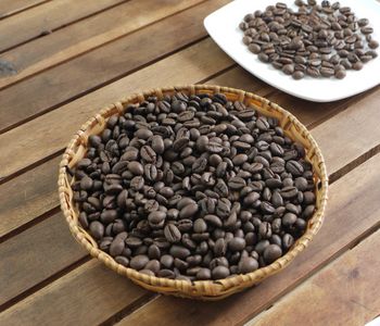 Jedná se o odr�du kávovníku statného, který nám dává sice menšinovou, ale p�esto velmi významnou �ást sv�tové kávové produkce. 
Její zrnka jsou menší ne� u populárn�jší arabiky, mají daleko vyšší obsah kofeinu a výraznou ho�kost. Menší �ást robusty se obvykle p�idává do italských kávových sm�sí, kde vyva�uje kyselost arabiky. A� pochází z Afriky, je velmi rozší�ená ve Vietnamu, stojí i za typickou vietnamskou silnou kávou.