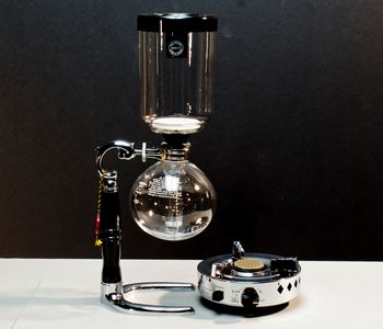 Velice efektní pøíprava filtrované kávy, tzv. Vacpot nebo Sifon jak se ještì dá tato metoda pøípravy nazvat funguje na skoro až laboratorním principu vytváøení podtlaku. 
Sestává ze dvou filtrem oddìlených nádob, pøièemž ve spodní dochází k ohøevu vody a ve vrchní k samostatné pøípravì kávy, která následnì pøejde zpìt pøes filtr zpìt do spodní ze které se káva i servíruje. Souèástí je i nezbytný zdroj tepla nejèastìji lihový kahan.